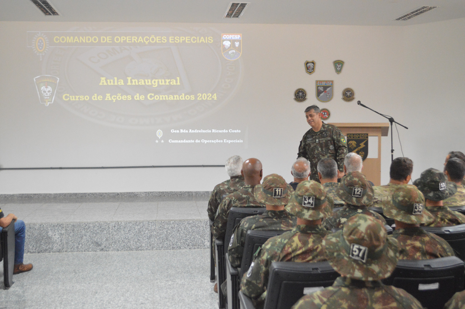File:Ministro da Defesa visita Comando de Operações Especiais do exército  em goiânia-GO (44840067235).jpg - Wikimedia Commons